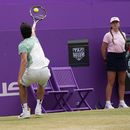 Carlos Alcaraz, de España, devuelve una pelota a Sebastian Korda, de Estados Unidos, durante su partido de semifinales en el torneo Queens Club de tenis, en Londres, el sábado 24 de junio de 2023. (AP Foto/Alberto Pezzali)