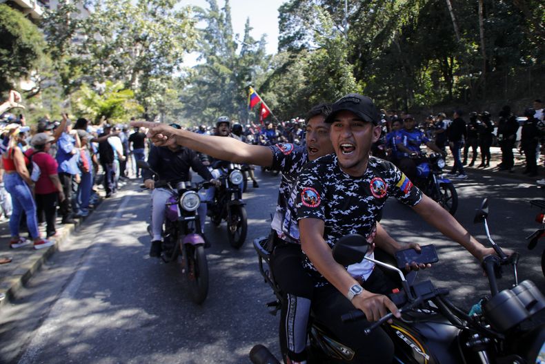 Seguidores del gobierno gritan a manifestantes opositores al presidente Nicolás Maduro que protestan un día antes de la toma de posesión presidencial, en Caracas, Venezuela, el jueves 9 de enero de 2025. (AP Foto/Cristian Hernández)
