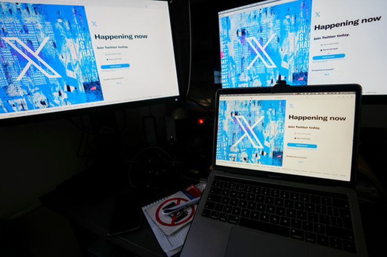 ARCHIVO - Monitores de computadora y una computadora portátil muestran la página de inicio de sesión de la red social X, anteriormente conocida como Twitter, el 24 de julio de 2023, en Belgrado, Serbia. (AP Foto/Darko Vojinovic, archivo)