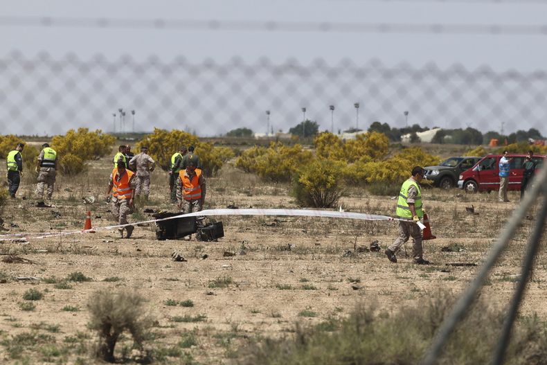 Miembros de los servicios de emergencia en el área donde se estrelló un caza F-18 en Zaragoza, España, el sábado 20 de mayo de 2023. (Fabian Simon/Europa Press vía AP)