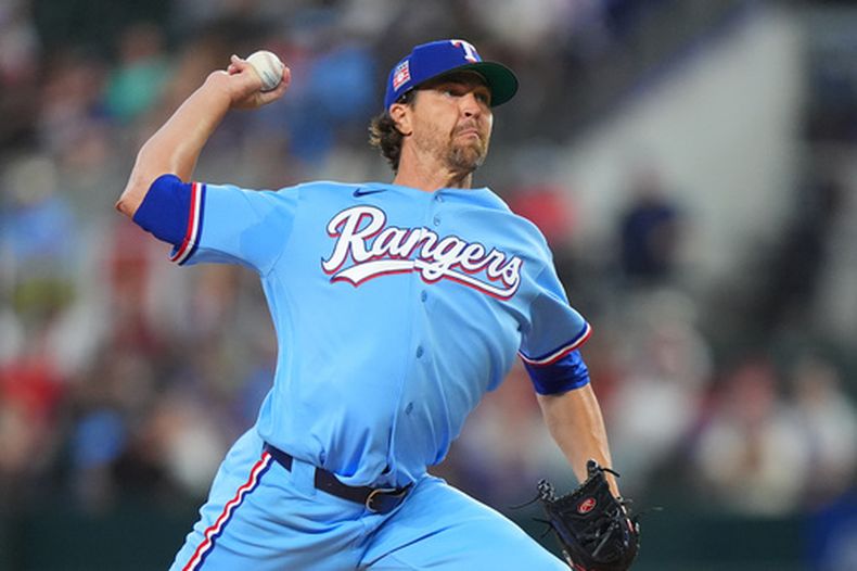 El lanzador abridor de los Rangers de Texas, Jacob deGrom, lanza durante la primera entrada de un partido de béisbol contra los Marineros de Seattle, el domingo 26 de julio de 2026, en Arlington, Texas. (Foto AP/LM Otero)