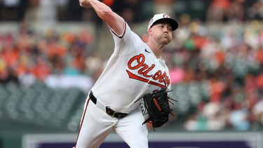 El lanzador de los Orioles de Baltimore, Kyle Bradish, lanza durante la segunda entrada de un partido de béisbol contra los Reales de Kansas City, el sábado 11 de julio de 2026, en Baltimore. (Foto AP/Terrance Williams)