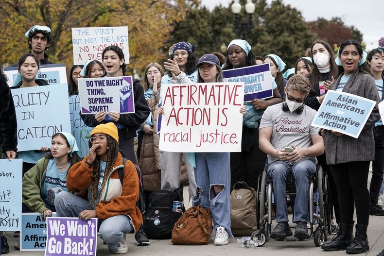 ARCHIVO - Varios activistas se manifiestan mientras la Corte Suprema escucha argumentos sobre dos casos que podrían decidir el futuro de la discriminación positiva en las admisiones universitarias, en Washington 31 de octubre de 2022. (AP Foto/J. Scott Applewhite, Archivo)