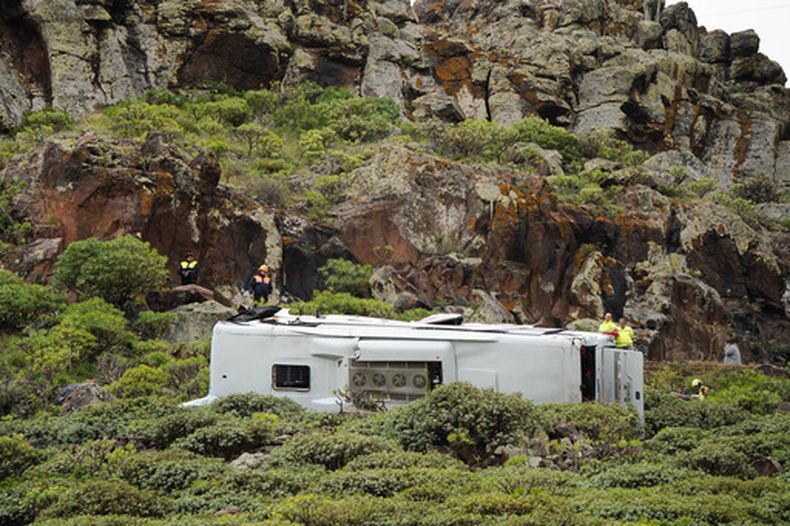 Cuadrillas de rescate trabajan en el lugar donde un autobús turístico cayó en un barranco, cerca de San Sebastián de La Gomera, en Islas Canarias, España, el viernes 10 de abril de 2026. (Europa Press Canarias/Europa Press vía AP)