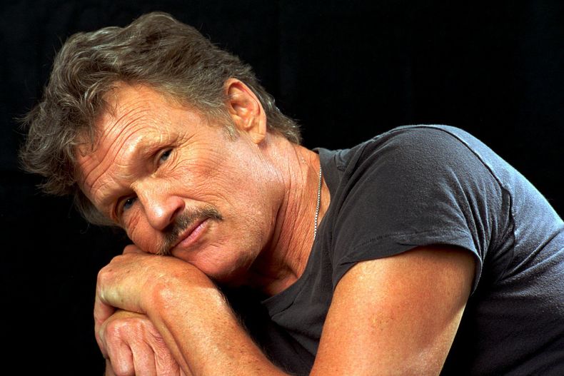 ARCHIVO - Kris Kristofferson posa para un retrato el 15 de agosto de 1995, en Nashville, Tennessee. (AP Foto/Mark Humphrey, Archivo)