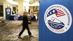 Una mujer llega a la reunión pública presencial de la Junta de Estándares de la Comisión de Asistencia Electoral de Estados Unidos, el jueves 24 de abril de 2025, en Charlotte, Carolina del Norte. (AP Foto/Chris Carlson)