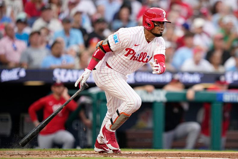 Luis Arraez, de los Filis de Filadelfia, completa su swing tras conectar un doblete productor contra el lanzador de los Nacionales de Washington, Zack Littell, durante la tercera entrada de un partido de béisbol el martes 4 de agosto de 2026, en Filadelfia. (Foto AP/Matt Slocum)