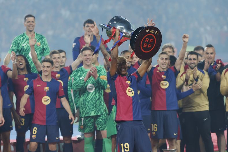 Lamine Yamal del Barcelona levanta el trofeo en la celebración tras ganar la liga española antes del encuentro ante el Villarreal el domingo 18 de mayo del 2025. (AP Foto/Joan Monfort)