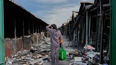 ARCHIVO - Una mujer se lamenta al ver libros calcinados tras un incendio en el mayor mercado de libros del país, provocado por un ataque con misiles rusos, el 19 de agosto de 2026, en Kiev, Ucrania. (AP Foto/Efrem Lukatsky, archivo)