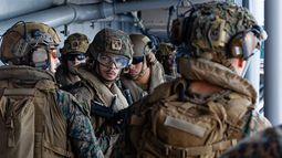 Esta imagen tomada de un video proporcionado por el Comando Central de Estados Unidos muestra marineros y marines estadounidenses a bordo del USS Tripoli (LHA 7) a su llegada a la zona de responsabilidad del Comando Central de EEUU, el 27 de marzo de 2026. (Comando Central de Estados Unidos via AP)