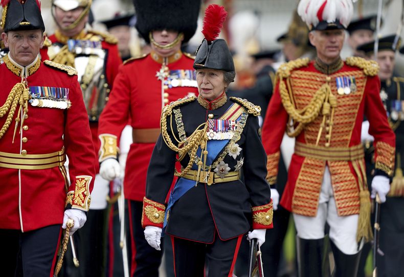 La princesa Ana de Gran Bretaña en los jardines del Palacio de Buckingham durante un saludo real por parte de los miembros del ejército, tras la coronación del rey Carlos III en Londres, el sábado 6 de mayo de 2023. (Andrew Milligan/Pool via AP)