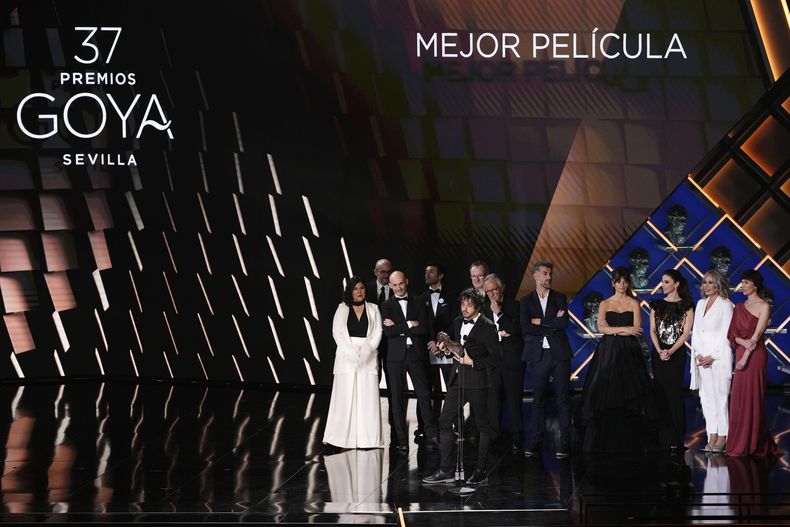 En esta imagen de archivo, el productor Eduardo Villanueva (centro) recibe el goya a la mejor película por As Bestas durante la 37ma edición de los Premios Goya, en Sevilla, el 12 de febrero de 2023. (AP Foto/Jose Breton, archivo)