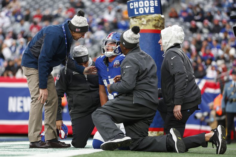 El quarterback de los Giants de Nueva York, Tommy DeVito (15), reacciona después de ser sacudido después de una tacleada durante la segunda mitad de un partido contra los Buccaneers de Tampa Bay, el domingo 24 de noviembre de 2024, en East Rutherford, Nueva Jersey (AP Foto/Rich Schultz)