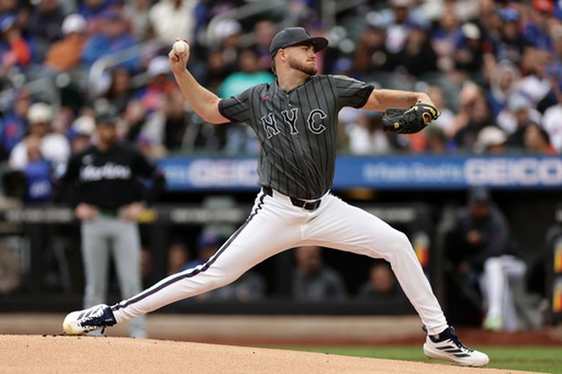 El lanzador de los Metros de Nueva York, Christian Scott, lanza durante la primera entrada de un partido de béisbol contra los Marlins de Miami, el sábado 30 de mayo de 2026, en Nueva York. (Foto AP/Adam Hunger)