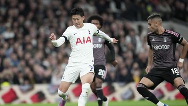 Son Heung-min del Tottenham en acción durante el encuentro de la Liga Premier ante el Fulham el lunes 23 de octubre del 2023. (AP Foto/Kin Cheung)