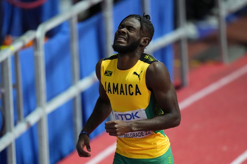 ARCHIVO - Christopher Taylor, de Jamaica, se retira de la semifinal de 400 metros varonil en el Mundial de Atletismo bajo techo en Belgrado, Serbia, el 18 de marzo de 2022. La Unidad de Integridad del Atletismo (AIU) dijo que Taylor fue suspendido por “evadir, negarse o no presentarse a la recolección de muestras” en Kingston, Jamaica, en noviembre de 2022. No estará en los Juegos Olímpicos de París 2024. (AP Foto/Petr David Josek)