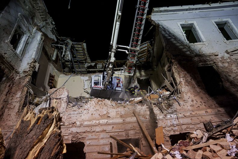 Rescatistas despejan los escombros de un edificio universitario destruido por un misil ruso en Sumy, Ucrania, el domingo 1 de abril de 2025. (AP Foto/Evgeniy Maloletka)