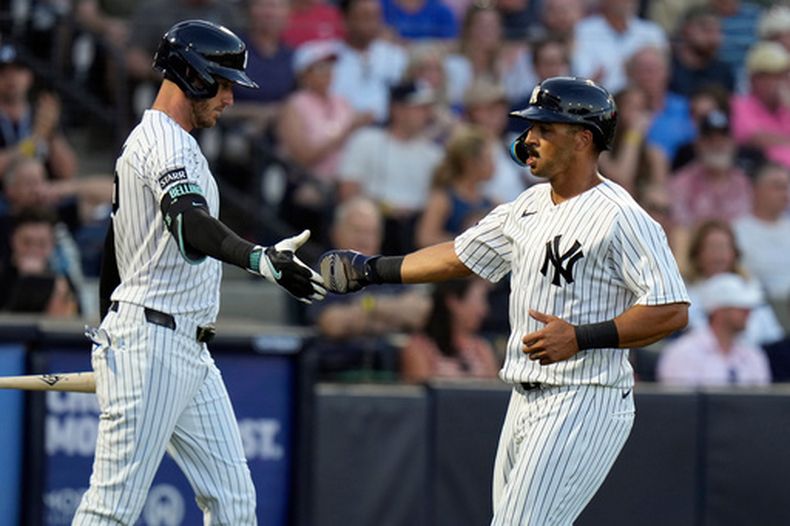 Trent Grisham celebra con Cody Bellinger de los Yankees de Nueva York tras anotar un doble remolcador de Randal Grichuk ante los Azulejos de Toronto en la tercera entrada del juego de exhibición del miércoles 11 de marzo del 2026. (AP Foto/Chris OMeara)