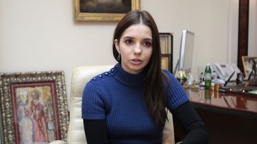 americateve | Eugenia Tymoshenko, hija de la ex primera ministra ucraniana Yulia Tymoshenko, quien se encuentra en prisi&oacute;n, durante una entrevista con The Associated Press en Kiev, Ucrania, el lunes 10 de febrero de 2014. (Foto AP/Sergei Chuzavkov)