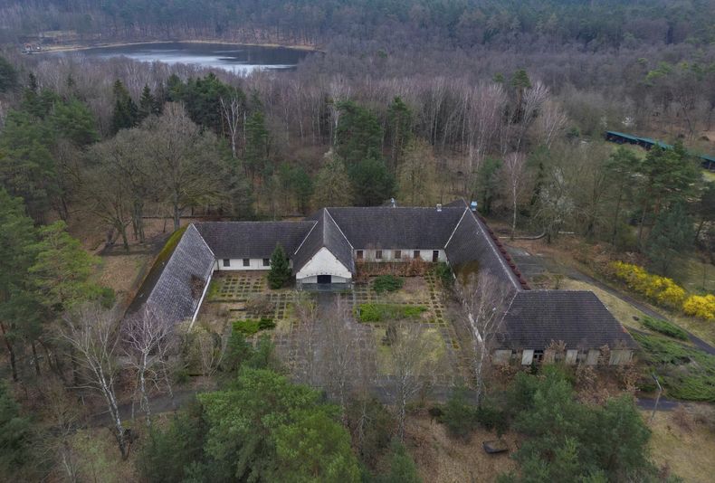 La antigua villa del ministro de propaganda de Adolf Hitlet, Joseph Goebbels, en el sitio de Bogensee, cerca de la localidad de Wandlitz, a unos 40 kilómetros (25 millas) al norte de Berlín. (Patrick Pleul/dpa via AP)