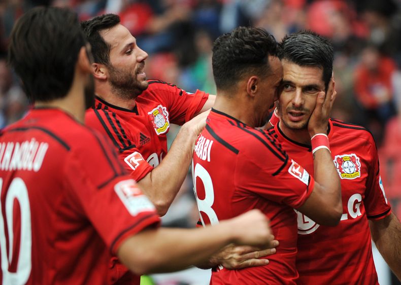 El jugador de Bayer Leverkusen, Emir Spahic, derecha, festeja con sus compa&ntilde;eros tras anotar un gol ante Hertha Berlin en la Bundesliga el s&aacute;bado, 30 de agosto de 2014, en Leverkusen, Alemania. (AP Photo/dpa,Jonas Guettler)