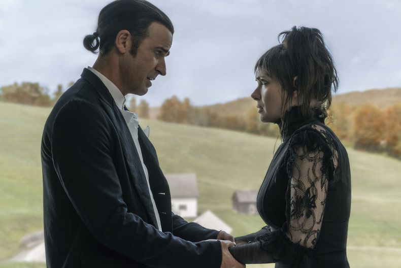 Esta imagen proporcionada por Warner Bros. Pictures muestra a Justin Theroux, izquierda, y Winona Ryder en una escena de Beetlejuice Beetlejuice. (Warner Bros. Pictures via AP)