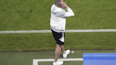 El técnico del Hamburg Tim Walter hace un gesto después de que el equipo no logró remontar al Stuttgart para ascender a la Bundesliga en el playoff el lunes 5 de junio del 2023. (Marcus Brandt/dpa via AP)