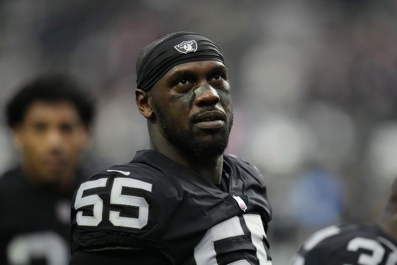 El defensive end de los Raiders de Las Vegas Chandler Jones antes del partido ante los Patriots de Nueva Inglaterra, el lunes 19 de diciembre de 2022, en Las Vegas. (AP Foto/John Locher, Archivo)
