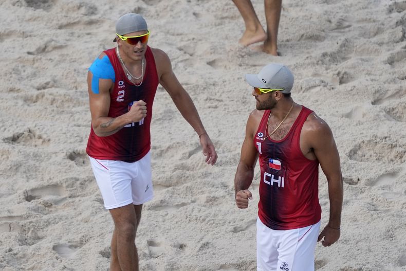 Esteban y Marco Grimalt, de Chile, festejan en un partido de voleibol de playa ante Italia en los Juegos Olímpicos de París, el viernes 2 de agosto de 2024 (AP Foto/Robert F. Bukaty)