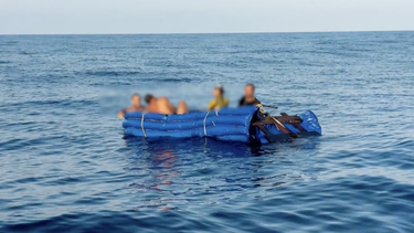 buscan a dos balseros cubanos cerca de los cayos de florida tras volcarse su embarcacion. hay 19 que lograron ser rescatados