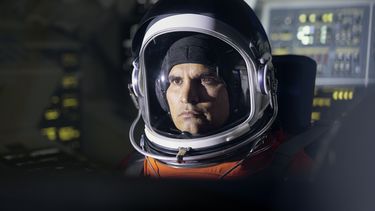 En esta imagen proporcionada por Prime, Michael Peña en una escena de A Million Miles Away. (Prime vía AP)