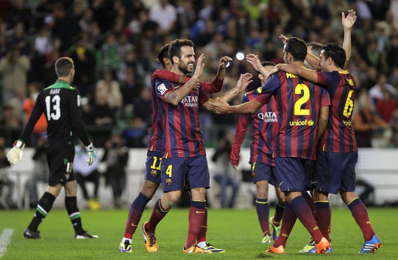 El jugador del Barcelona, Cesc F&aacute;bregas, izquierda, festeja con sus compa&ntilde;eros tras anotar un gol contra el Betis en un partido por la liga espa&ntilde;ola el domingo, 10 de noviembre de 2013, en Sevilla, Espa&ntilde;a. (AP Photo/Angel Ferna