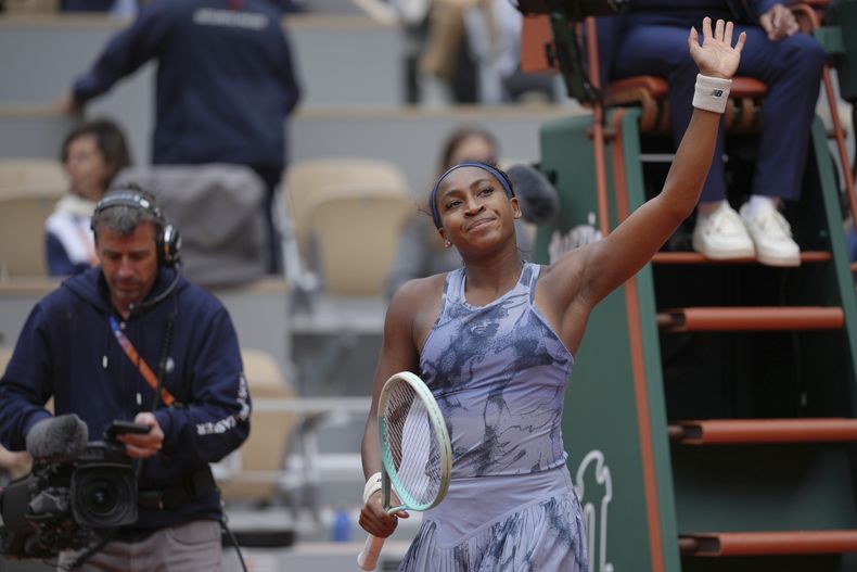 Coco Gauff saluda tras su victoria ante Olivia Gadecki en la primera ronda del Abierto de Francia, el martes 27 de mayo de 2025. (AP Foto/Thibault Camus)