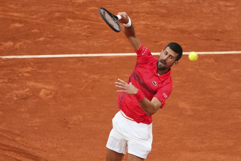 El serbio Novak Djokovic saca ante el francés Corentin Moutet en el encuentro de la segunda ronda del Abierto de Francia en Roland Garros el jueves 29 de mayo del 2025. (AP Foto/Lindsey Wasson)