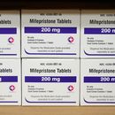 ARCHIVO - Cajas del medicamento mifepristona, en los anaqueles del West Alabama Womens Center, en Tuscaloosa, Alabama, el 16 de marzo de 2022. (AP Foto/Allen G. Breed, Archivo)