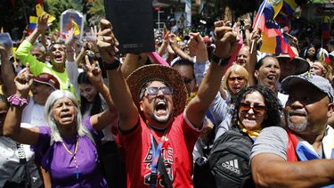 Partidarios aplauden a la líder opositora María Corina Machado durante un mitin en Caracas, Venezuela, el sábado 3 de agosto de 2024. (Foto AP/Cristian Hernández)