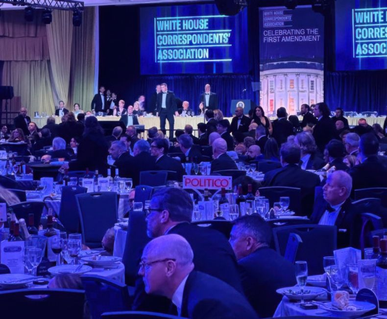 Agentes del Servicio Secreto responden tras reportes de un intruso en la Cena de Corresponsales de la Casa Blanca en Washington, el 25 de abril del 2026. (AP foto/Alex Brandon)