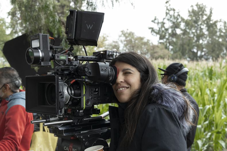 En esta imagen proporcionada por Prime, la directora Alejandra Márquez Abella en el set de A Million Miles Away. (Prime vía AP)