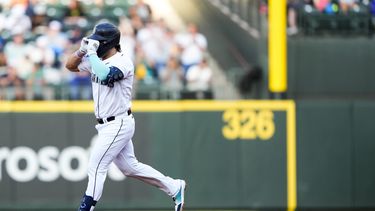 El venezolano Eugenio Suárez, de los Marineros de Seattle, recorre las bases después de conectar un cuadrangular en el cuarto inning del partido ante los Nacionales de Washington, el lunes 26 de junio de 2023, en Seattle. (AP Foto/Lindsey Wasson)