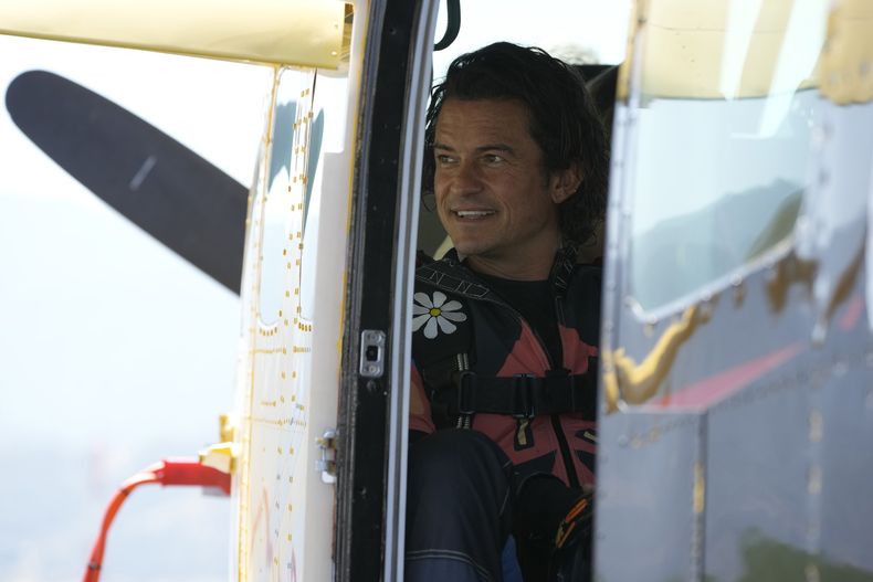 En esta imagen publicada por Peacock, Orlando Bloom en un episodio de la serie de televisión Orlando Bloom: To the Edge. (Casey Durkin/Peacock via AP)