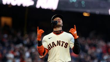 Grant McCray, de los Gigantes de San Francisco, celebra después de conectar un jonrón de dos carreras durante la cuarta entrada del juego de béisbol de Grandes Ligas contra los Cerveceros de Milwaukee, el lunes 27 de julio de 2026, en San Francisco. (AP Foto/Jed Jacobsohn)