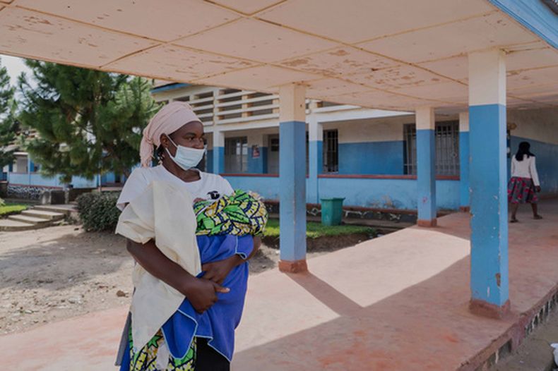 Una mujer con una mascarilla de protección en el acceso a un hospital en Bunia, República Democrática del Congo, el domingo 17 de mayo de 2026. (AP Foto/ Dirole Lotsima Dieudonne)