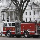 ARCHIVO - Un camión de bomberos se encuentra estacionado afuera de la Casa Blanca, en Washington, el 19 de noviembre de 2007. (AP Foto/Ron Edmonds, archivo)
