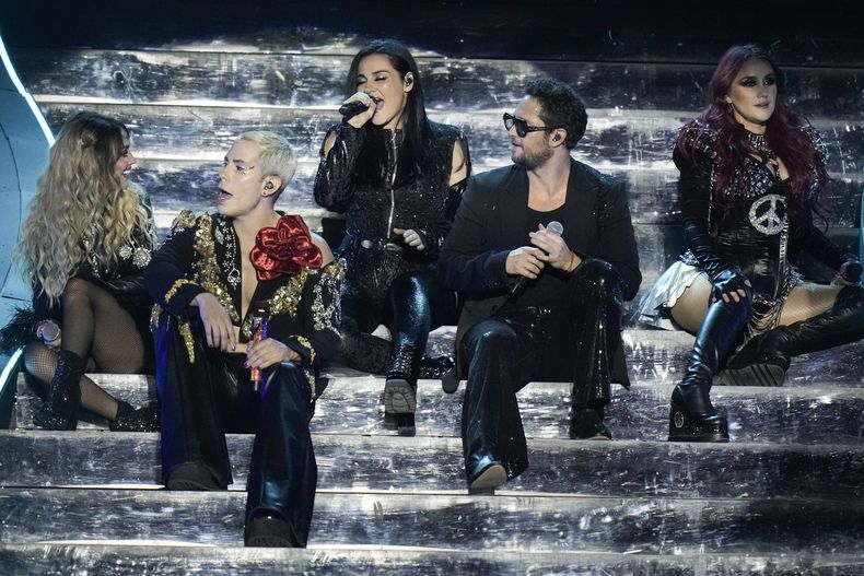 La banda mexicana pop RBD durante su concierto en el Foro Sol de la Ciudad de México el jueves 30 de noviembre de 2023. (Foto AP/Eduardo Verdugo)