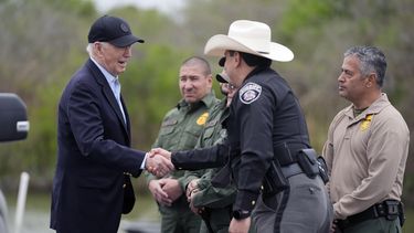 ARCHIVO - El presidente Joe Biden habla con agentes de la Patrulla Fronteriza mientras visita la frontera sur de Estados Unidos, el 29 de febrero de 2024, en Brownsville, Texas. (AP Foto/Evan Vucci, Archivo)