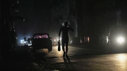 Un hombre camina por una calle durante un apagón general el viernes 14 de marzo de 2025, en La Habana, Cuba. (AP Foto/Ramón Espinosa)