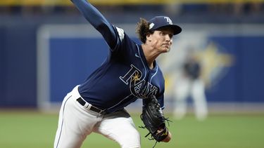 El abridor de los Rays de Tampa Bay, Tyler Glasnow realiza un lanzamiento ante los Marlins de Miami durante el primer episodio del juego del martes 25 de julio de 2023 en San Petersburgo, Florida. (AP Foto/Chris OMeara)