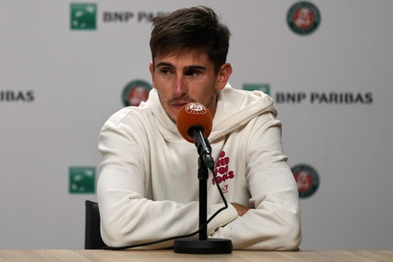 Matteo Arnaldi brinda una rueda de prensa tras retirarse de su semifinal de Roland Garros, el viernes 5 de junio de 2026, en París. (AP Foto/Thibault Camus)