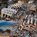 Vista aérea de edificios destruidos en Caraballeda, en La Guaira, Venezuela, el 29 de junio de 2026, tras dos grandes terremotos. (Miguel Medina/pool photo vía AP)