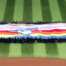 Un grupo de personas sostiene una bandera de los Azulejos de Toronto para festejar el Fin de Semana del Orgullo, antes del juego ante los Mellizos de Minnesota, el viernes 9 de junio de 2023 (Mark Blinch)